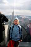 Женя на крыше на фоне Empire State building